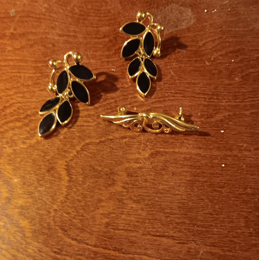 Elegant Black and Gold Leaf Earrings Vintage Jewlry Lot